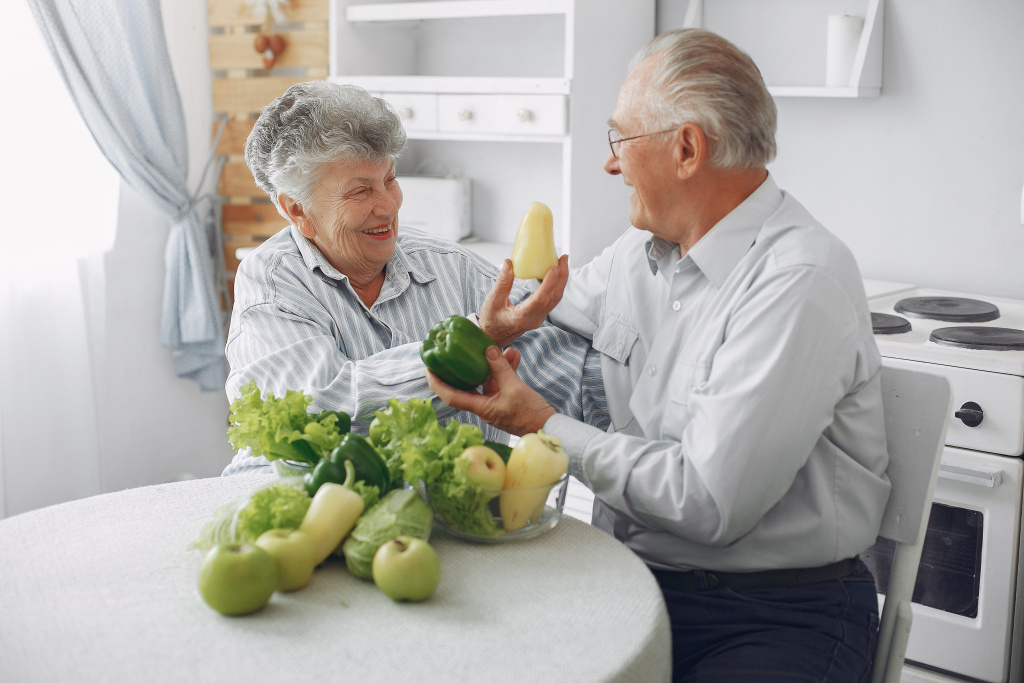 beautiful-old-couple-prepare-food-kitchen.jpg