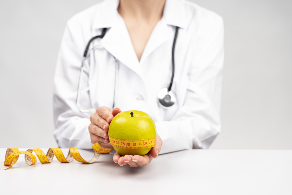 nutritionist-woman-holding-apple.jpg