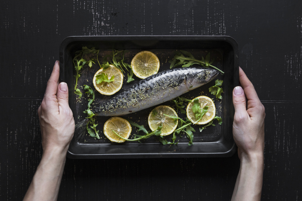 crop-hand-holding-baking-with-fish.jpg crop-hand-holding-baking-with-fish.jpg